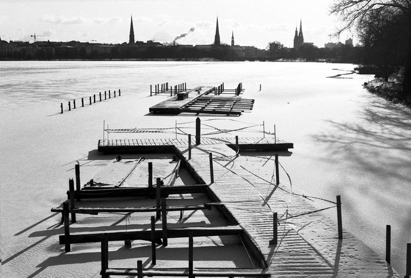 Schneebedeckte Alster ohne Menschen