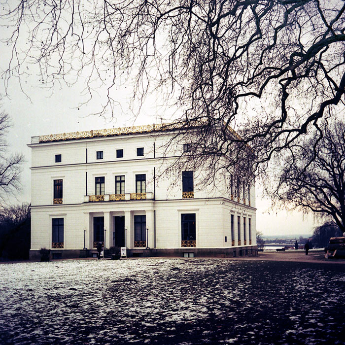 Jenisch Haus mit eisbedeckter Elbe