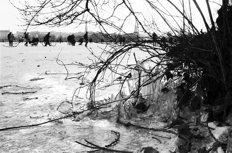 Alster eisbedeckt und mit Menschen